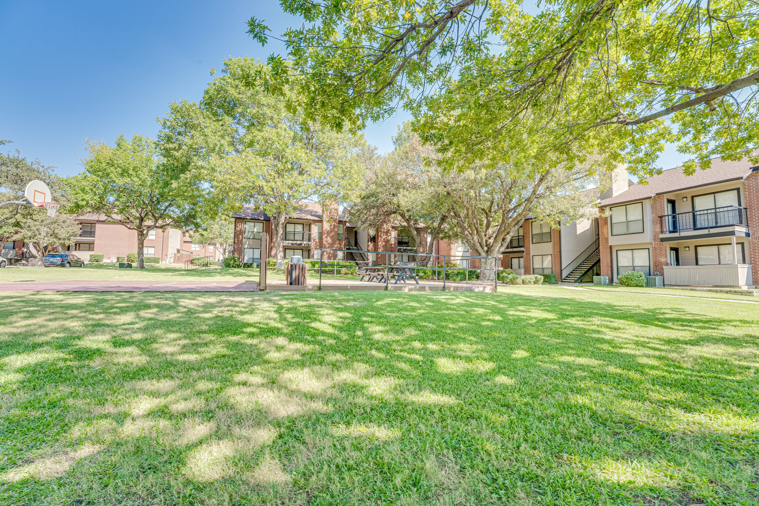Outdoor Garden Space at Bardin Oaks Apartments, Arlington, TX, 76018